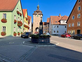 Der Marktplatz Leutershausen mit dem Röhrenbrunnen vor dem Rathaus und dem oberen Tor ist das Zentrum Leutershausens.