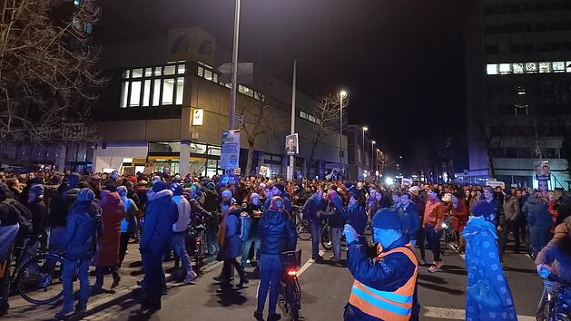 "Sei die Brandmauer!": Mehrere Tausend Menschen protestieren in Franken gegen Migrations-Votum - Söder äußert sich