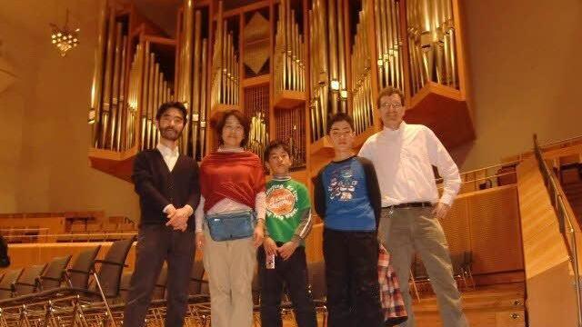 Yuichi Sugiyama (links) hat im März mit seiner Familie  Martin Timphus in Bamberg besucht. Das Bild entstand in der Konzerthalle.  Foto: privat