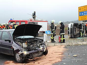 Den Ford Escort (links) drehte es durch den Aufprall um die eigene Achse,der VW Touran wurde auf die Verkehrsinsel katapultiert. An beiden Fahrzeugen entstand Totalschaden. Foto: Andreas Dorsch