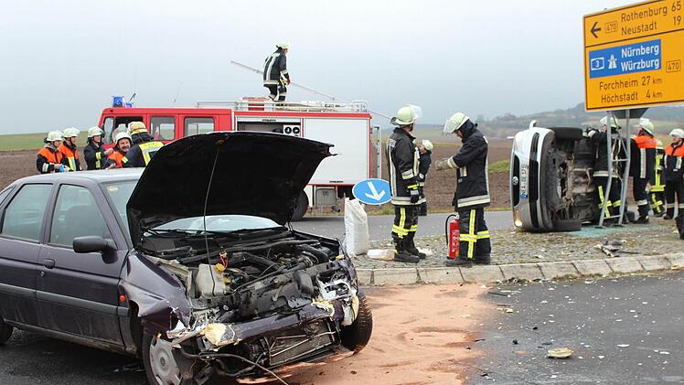 Den Ford Escort (links) drehte es durch den Aufprall um die eigene Achse,der VW Touran wurde auf die Verkehrsinsel katapultiert. An beiden Fahrzeugen entstand Totalschaden. Foto: Andreas Dorsch