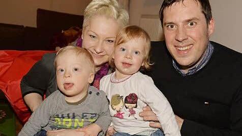 Die ganze Familie: Christina und Michael Nürnberger mit den Zwillingen Leo und Fiona.