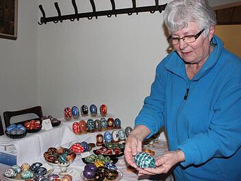 Angelika Skrodzki zeigt einige ihrer bemalten Ostereier. Auch Stücke anderer werden bei der Ausstellung in Motten zu sehen sein. Foto: Birgit Will