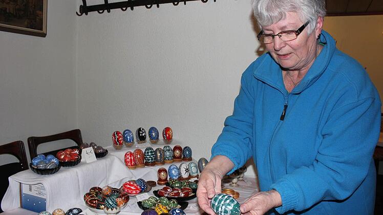 Angelika Skrodzki zeigt einige ihrer bemalten Ostereier. Auch Stücke anderer werden bei der Ausstellung in Motten zu sehen sein. Foto: Birgit Will