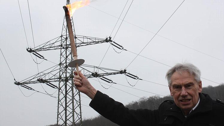 Am Sonntag wird kein echter Strommast brennen, sondern eine Nachbildung. Gerhard Schumm hat das Feuer bereits entfacht.  Foto: Robert Huger