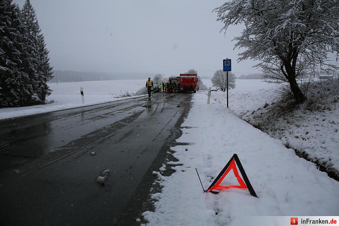 18-JŠhrige kollidiert im Schneetreiben mit Baum und erleidet lebensgefaehrliche Verletzungen