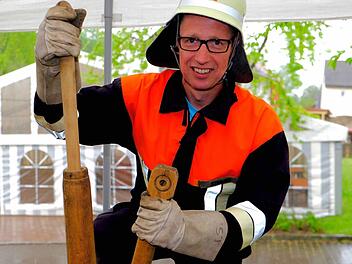Kommandant Ivo Straube zeigt eine historische Wasserpumpe aus der Gründungszeit der Untereschenbacher Wehr. Foto: Gerd Schaar