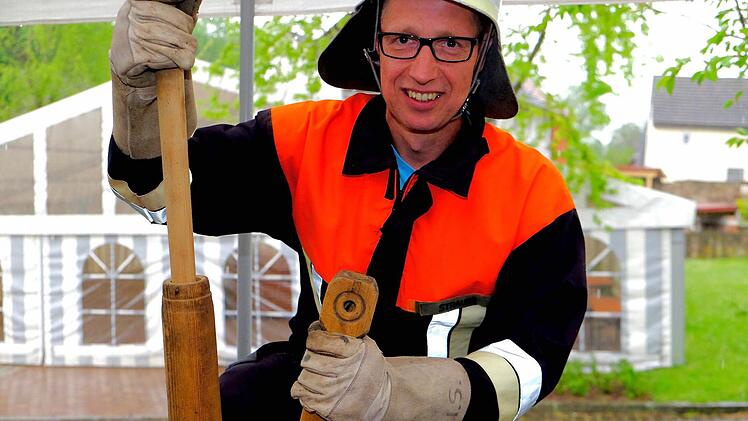 Kommandant Ivo Straube zeigt eine historische Wasserpumpe aus der Gründungszeit der Untereschenbacher Wehr. Foto: Gerd Schaar