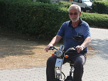 So kennen die Camper Harry Hofmann: Mit seinem Elektromobil fährt er lautlos über den Platz. Foto: Sonny Adam