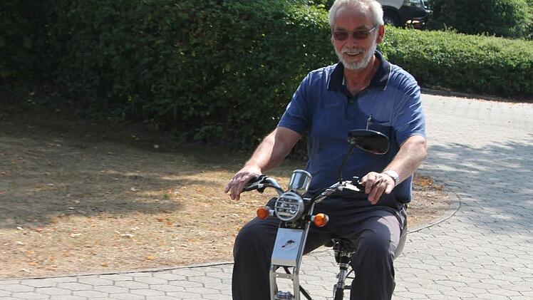 So kennen die Camper Harry Hofmann: Mit seinem Elektromobil fährt er lautlos über den Platz. Foto: Sonny Adam