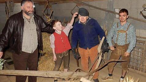 Die Familie Bogner beim Einscharpflug (von links): Robert Bogner, Sohn Lukas (10), der "Wongersch-Willi" (Willi Oppel) und Sohn Simon (21)
