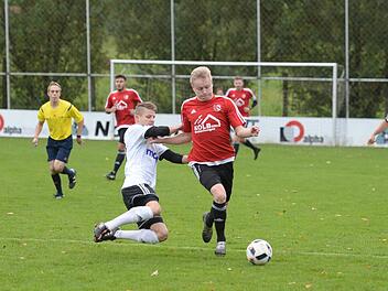 Julius K&uuml;fner (rechts, BSC Saas-Bayreuth) zieht am Kasendorfer Steffen Titus vorbei. Der BSC &uuml;berholt den SSV nach dem Sieg auch in der Bezirksliga-Tabelle.  Foto: Peter Mularczyk