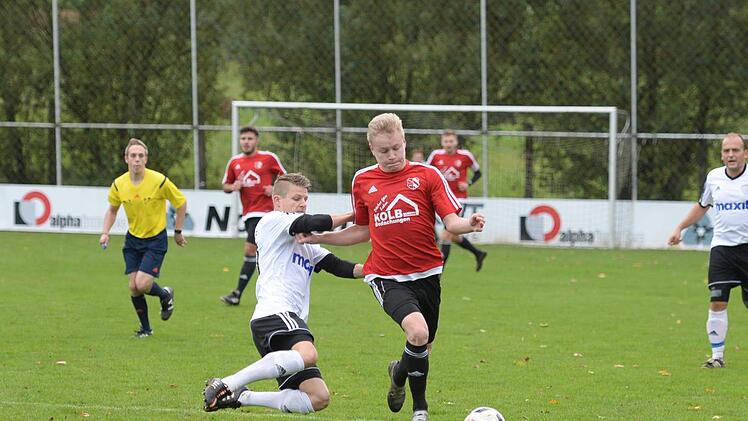 Julius K&uuml;fner (rechts, BSC Saas-Bayreuth) zieht am Kasendorfer Steffen Titus vorbei. Der BSC &uuml;berholt den SSV nach dem Sieg auch in der Bezirksliga-Tabelle.  Foto: Peter Mularczyk