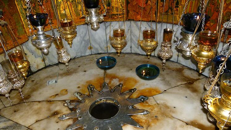 An der Flamme der Geburtsgrotte Jesu in Bethlehem entzündet einKind das Friedenslicht.