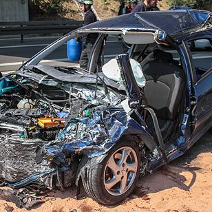 A73 in Nürnberg: Geisterfahrer stößt frontal mit Reisebus zusammen