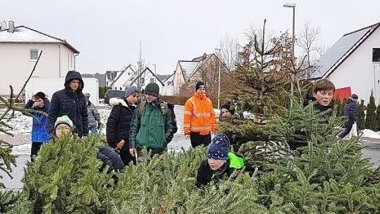Die Jugendabteilung der Gremsdorfer Fischer ist losgezogen, um die alten Christb&auml;ume einzusammeln. Die dabei eingegangenen Spenden sollen komplett der Jugendarbeit zu Gute kommen.  Foto: privat