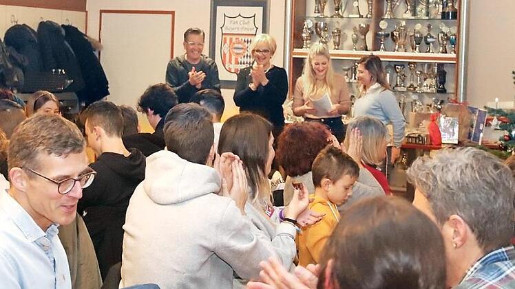 Bürgermeister Karsten Fischkal (hinten, von links), die italienische Bürgermeisterin Rita Lambrughi sowie Vera und Sophia Bretting bei der Begrüßung am Willkommensabend im Sportheim des SC Adelsdorf Foto: Johanna Blum