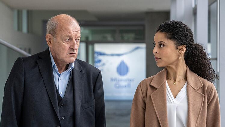 Privatdetektiv Wilsberg (Leonard Lansink) staunt nicht schlecht, als er bei "Münster Quell" auf seine gute Freundin Tessa (Patricia Meeden) trifft. Die Anwältin arbeitet neuerdings für das Privatunternehmen.