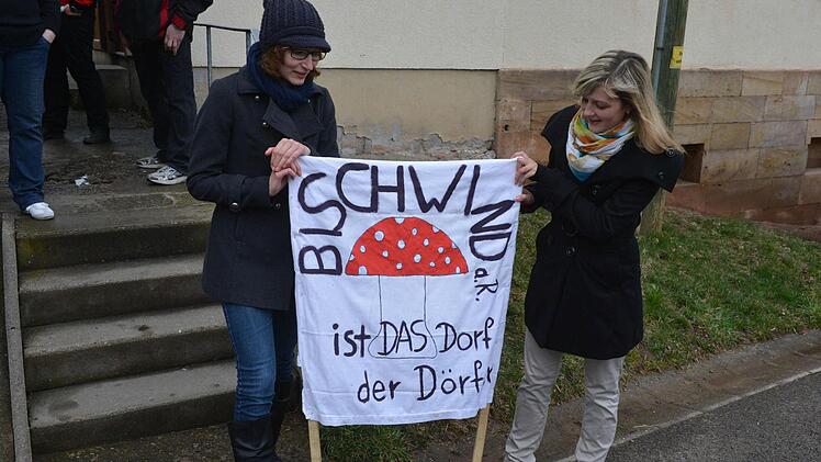 Kersten Schmitt und Isabell Wittig sind mittlerweile geübt im Fertigen von Transparenten.