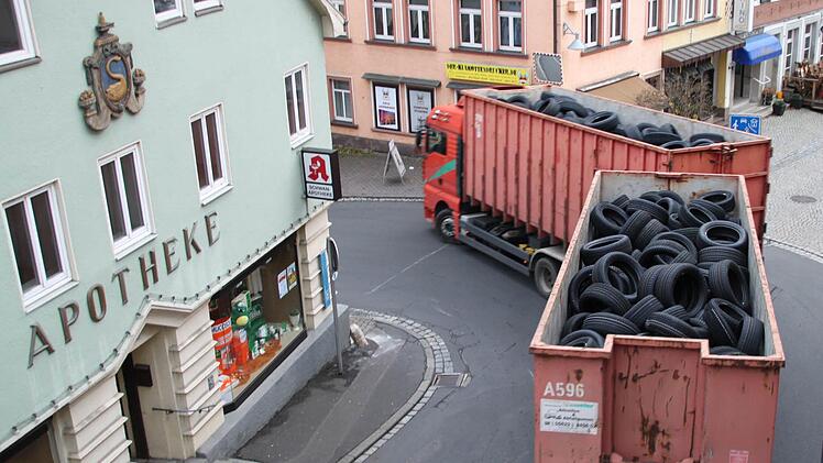 Schon seit vielen Jahren sorgt der Lkw-Verkehr durch die Stadt - hier am berühmt berüchtigten Schwaneneck - für Frust. Foto: Archiv/Ulrike Müller
