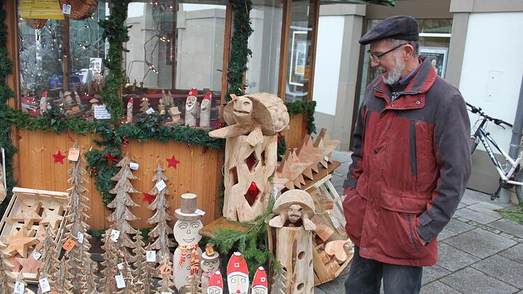 Einer der wenigen Anbieter weihnachtlicher Accessoires ist Wolfgang Koch. Für ihn ist das ein Hobby, Leben könnte er davon nicht. Foto: Mäuser