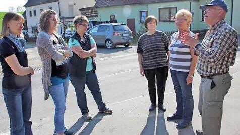 Edgar Denner zollte den Vorbacher Frauen ein Kompliment: "Was Ihr macht, ist eine Riesenleistung." Sechs Fußkranke gab es bis Vorbach zu beklagen. "Manche hatschen ein bisschen, aber die Stimmung ist bei diesem Wetter bestens."  Fotos: Ralf Kestel