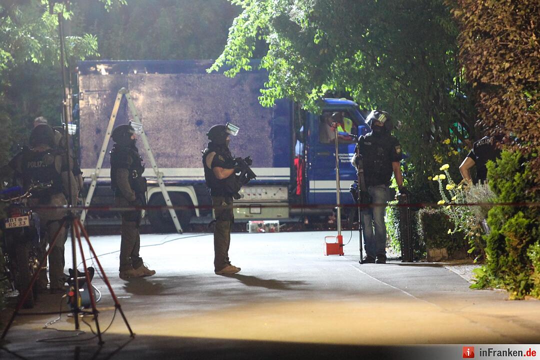 Bayreuther sticht mit Messer auf Notaerztin und drei Sanitaeter ein