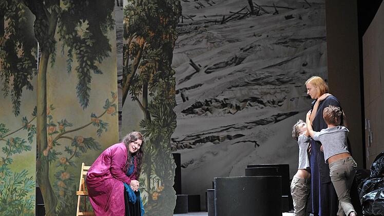 Szene aus Bellinis "Norma" am Landestheater Coburg.Foto: Andrea Kremper