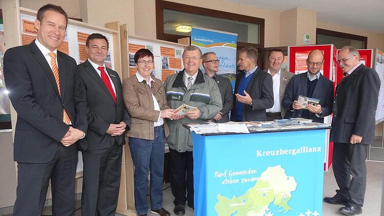 Offizielle Eröffnung des 5. Holz- und Energietages in der Marktgemeinde Oberelsbach. Das Bild zeigt von links: Steffen Pretscher (Baufinanzierung VR Bank), Friedbert Herleth (Sparkasse Bischofsheim), Bürgermeisterin Birgit Erb, Olaf Schmidt (Präsident der Bayerischen Landesanstalt für Wald und Forstwirtschaft), Dr. Christian Seynstahl (Innenentwicklungsberater), Michael Gottwald (Nahwärmeversorgung Oberelsbach), Bürgermeister Udo Baumann, Ulrich Leber (Energiespar-KreisRhön-Grabfeld) und Bürg...