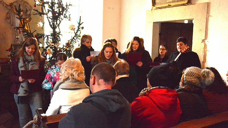In der Schlosskapelle stimmte die Schola Burgpreppach auf Weihnachten ein. Foto: gsch