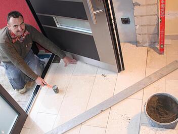 Wolfgang Zillig bei der Arbeit im Flur eines Ebensfelder Hauses.  Foto: Matthias Einwag