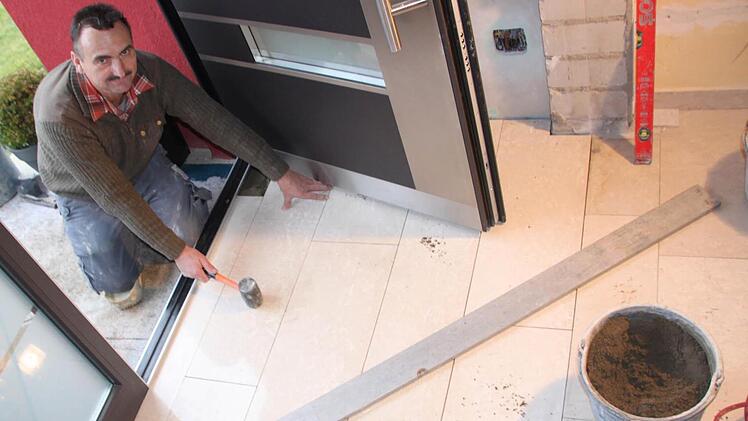 Wolfgang Zillig bei der Arbeit im Flur eines Ebensfelder Hauses.  Foto: Matthias Einwag