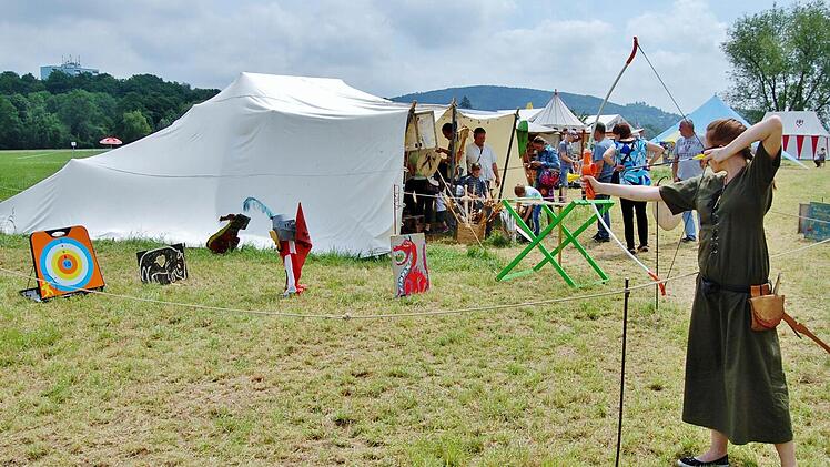 Zelttheaterwoche 2016 mit Pfeil und Bogen. Foto: Sigismund von Dobschütz