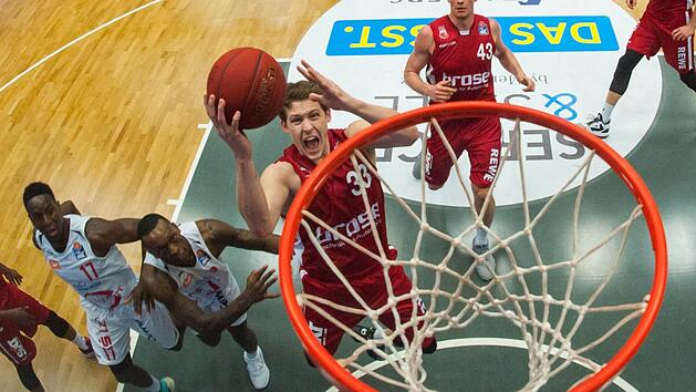 Ob mit viel Energie zum Korb oder mit sicher verwandelten Dreiern - Patrick Heckmann war immer zur Stelle, wenn die Bamberger Punkte brauchten. Fotos: Christian Becker