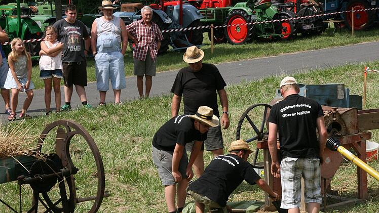 Beim Stiftendrescher verlassen Körner und Spreu noch vermischt die Maschine. Foto: Janina Reuter