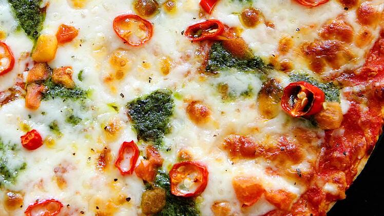 Ein 27-J&auml;hriger hat in Hof erst von der Pizza einer Frau abgebissen und ihr danach ins Gesicht geschlagen. Dann floh der Mann.  Foto: Oliver Berg dpa