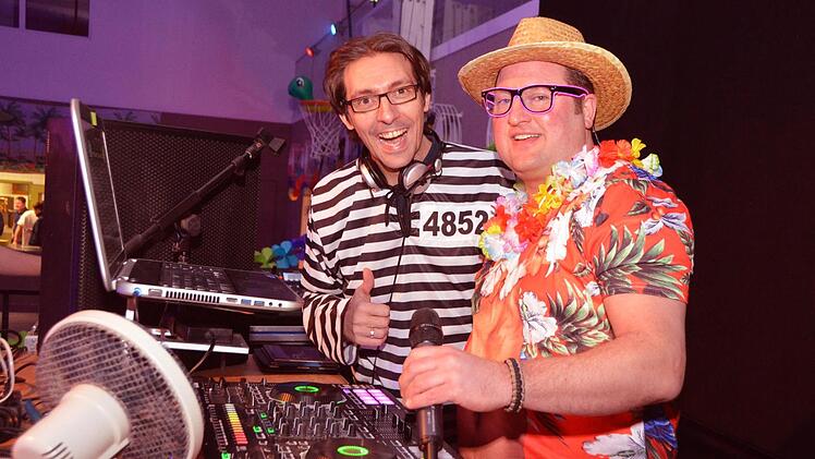DJ Fosco (in Sträflingskleidung) und Thorsten Duda von der ausrichtenen Feuerwehr beim Faschingsevent "Malle in der Halle".  Foto: Peter Rauch