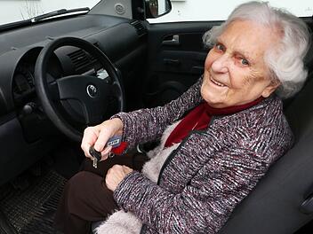Diese Dame hat ihren Autoschlüssel schon lange freiwillig abgegeben - ohne, dass erst ein Unfall passieren musste. Nach Unfällen mit Senioren kommt schnell die Debatte über eine Führerscheinpflicht auf. Was sagen Forchheimer Experten und Betroffene dazu? Foto: Josef Hofbauer