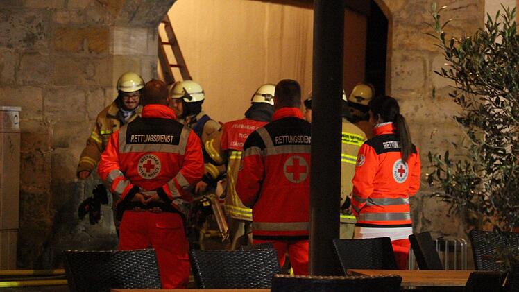 Ein Dönerladen in Bayreuth brannte am Sonntag - das Gebäude wurde evakuiert. Foto: NEWS5 / Holzheimer