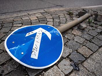 90-Jähriger kracht gegen Verkehrsschild