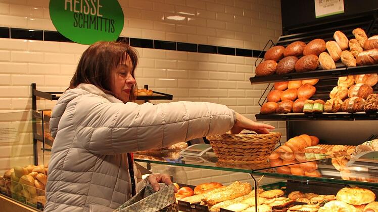 Brot und Brötchen lässt sich Karin Schmidt lose geben. Sie transportiert die Backwaren in ihrem selbst genähten Bienenwachs-Beutel. Foto: Ulrike Müller