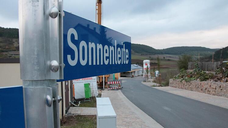 Fünf Baustellen gibt es in der Sulzthaler Sonnenleite. Viele Lieferungen für dort landen auf der einzigen Baustelle in der Wirmsthaler Leite.