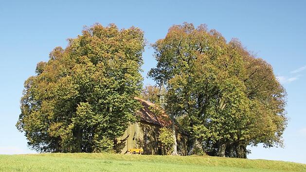 Der Veitsberg oder Ansberg ist mit seinem geschlossenen Lindenkranz einer der bekanntesten Kraftorte am Obermain.