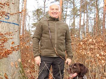 Klaus Behr und seine Bella sind ein eingespieltes Team. Auch weiterhin wird die Hündin ihren Herrn auf seinen Streifzügen durch Frankens Wälder begleiten.  Foto: Diana Fuchs