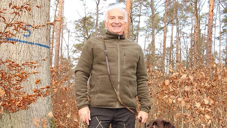 Klaus Behr und seine Bella sind ein eingespieltes Team. Auch weiterhin wird die Hündin ihren Herrn auf seinen Streifzügen durch Frankens Wälder begleiten.  Foto: Diana Fuchs