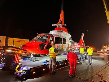 Nach t&ouml;dlichem Verkehrsunfall auf Autobahn: Feuerwehrfahrzeug besch&auml;digt Rotor vom Rettungshubschrauber
