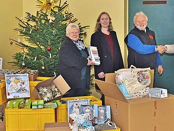 Mit Sachspenden im Wert von 2500 Euro wurde die Tafel Burgkunstadt beschenkt. Tafelvorsitzender Herbert Mayer (Zweiter v. r.) und Ingrid Kohles vom Tafelvorstand (links) dankten Sybille Bei&szlig; (Zweite v.l.) und Kim Krappmann (rechts) von der Baur-Un...