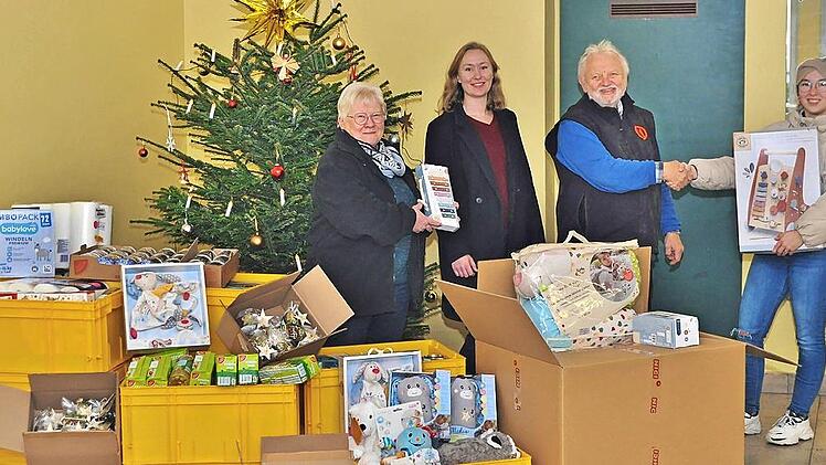 Mit Sachspenden im Wert von 2500 Euro wurde die Tafel Burgkunstadt beschenkt. Tafelvorsitzender Herbert Mayer (Zweiter v. r.) und Ingrid Kohles vom Tafelvorstand (links) dankten Sybille Bei&szlig; (Zweite v.l.) und Kim Krappmann (rechts) von der Baur-Un...
