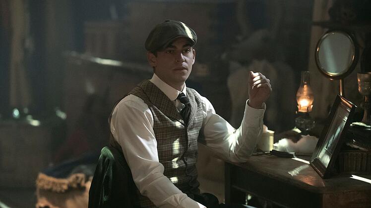 Hero Fiennes Tiffin kennt man vor allem aus der "After"-Filmreihe. Nun schl&uuml;pft er in die Rolle des bekanntesten Filmdetektivs der Welt.