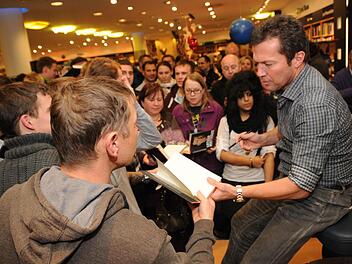 Jeder Autogrammwunsch wurde erfüllt: Lothar Matthäus nahm sich nach dem Gespräch mit Thomas Koschwitz ausgiebig Zeit für seine Fans. Fotos: Stefan Reinmann